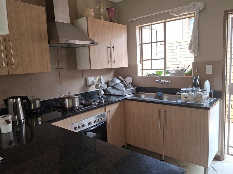 Secure and Spacious 3-Bedroom Townhouse in Mooikloof Ridge Estate - Photo 2