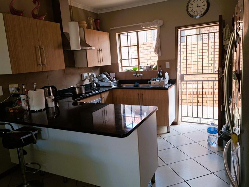 Secure and Spacious 3-Bedroom Townhouse in Mooikloof Ridge Estate - Photo 3