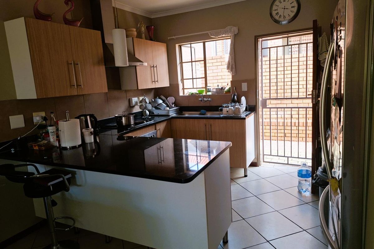 Secure and Spacious 3-Bedroom Townhouse in Mooikloof Ridge Estate - Photo 3