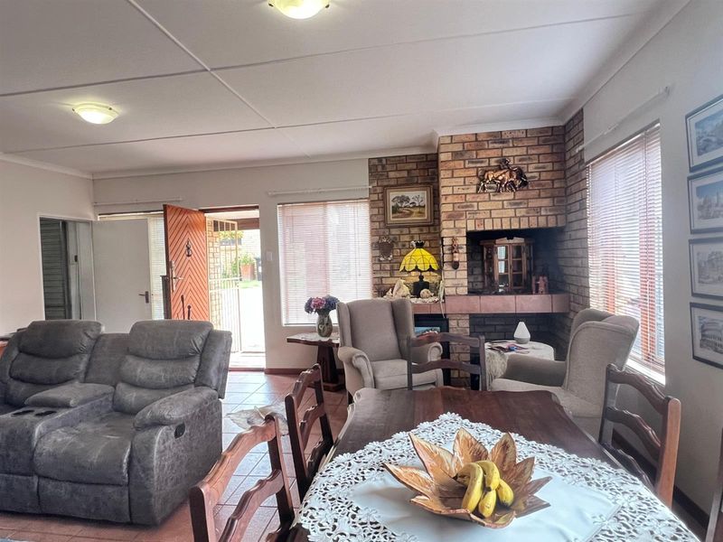Townhouse For Sale in Ferreira Town Jeffreys Bay Eastern Cape - Photo 6
