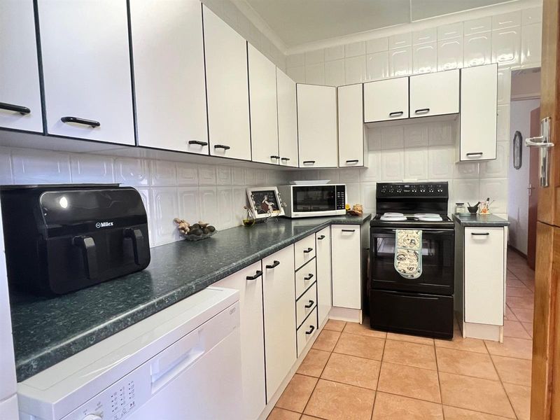 Townhouse For Sale in Ferreira Town Jeffreys Bay Eastern Cape - Photo 9