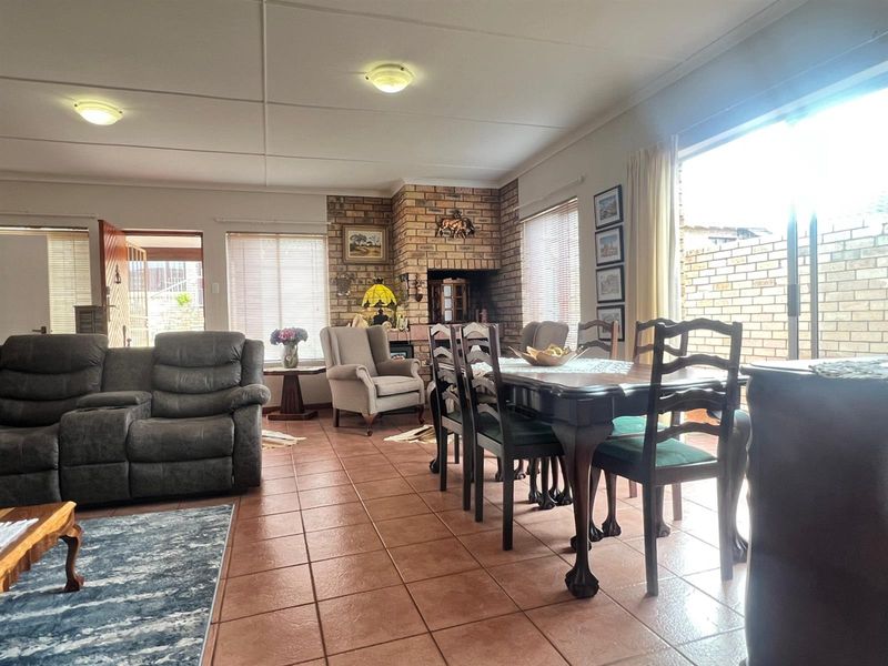 Townhouse For Sale in Ferreira Town Jeffreys Bay Eastern Cape - Photo 4