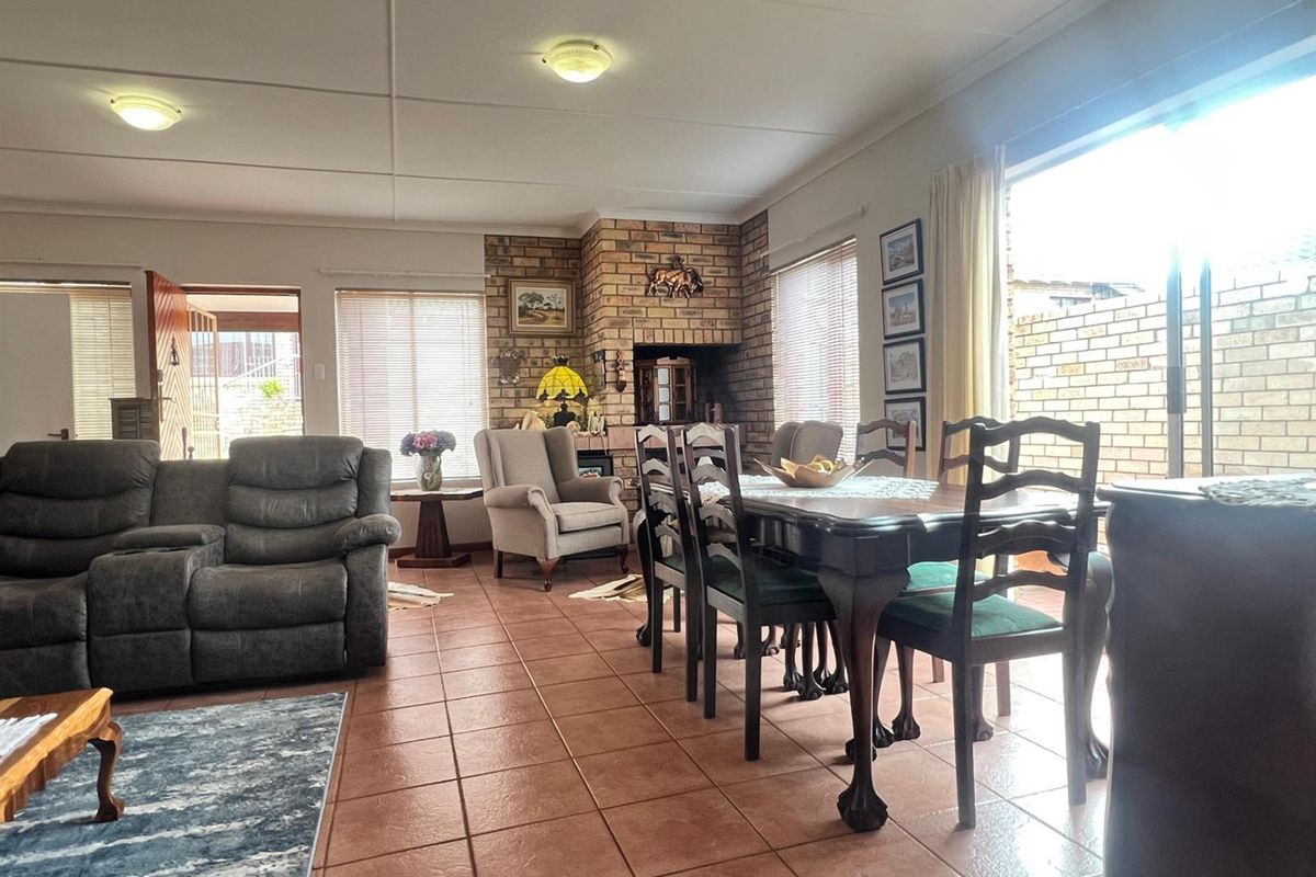 Townhouse For Sale in Ferreira Town Jeffreys Bay Eastern Cape - Photo 4