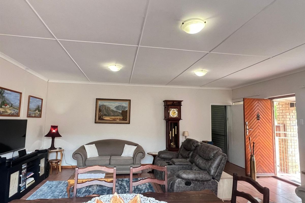 Townhouse For Sale in Ferreira Town Jeffreys Bay Eastern Cape - Photo 3