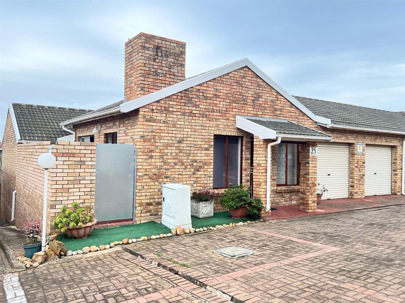 Townhouse For Sale in Ferreira Town Jeffreys Bay Eastern Cape - Photo 2