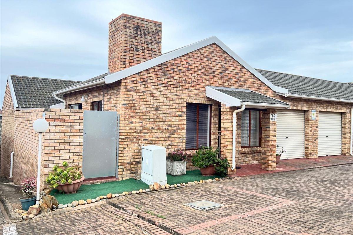 Townhouse For Sale in Ferreira Town Jeffreys Bay Eastern Cape - Photo 2