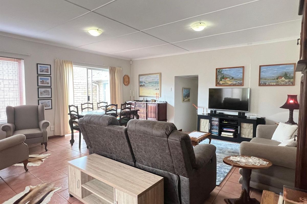 Townhouse For Sale in Ferreira Town Jeffreys Bay Eastern Cape - Photo 5