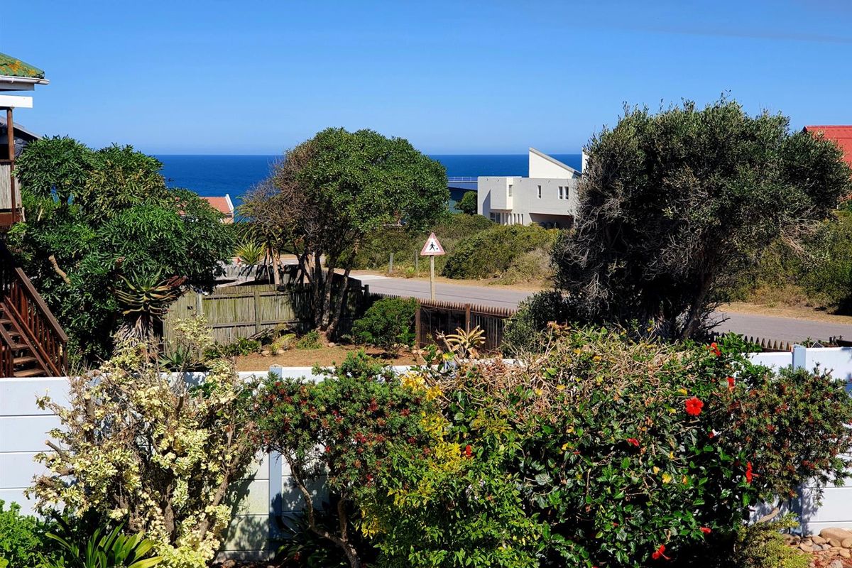 A Light-Filled Coastal Haven Where Space, Style and Comfort Come Together - Photo 2