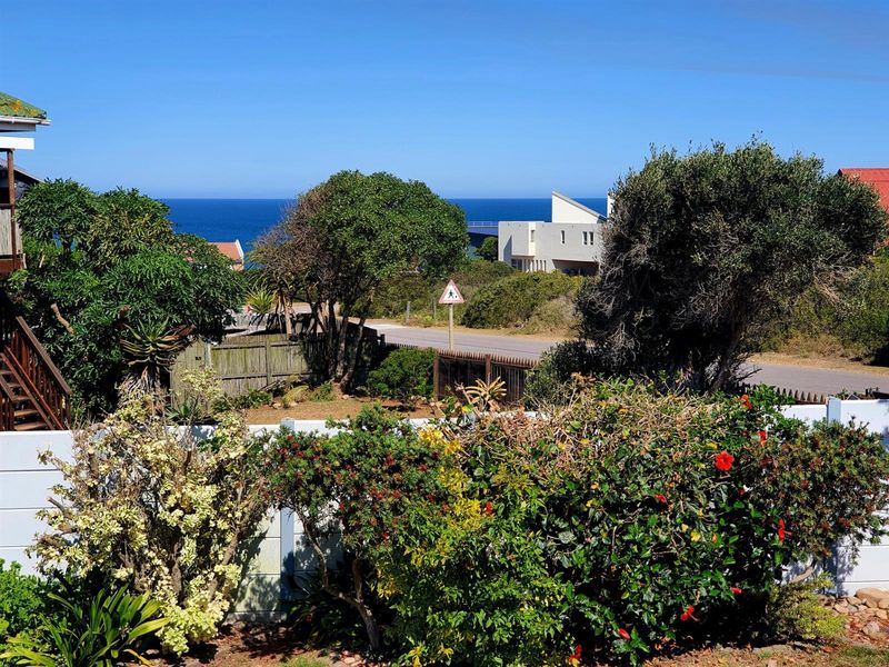 A Light-Filled Coastal Haven Where Space, Style and Comfort Come Together - Photo 2