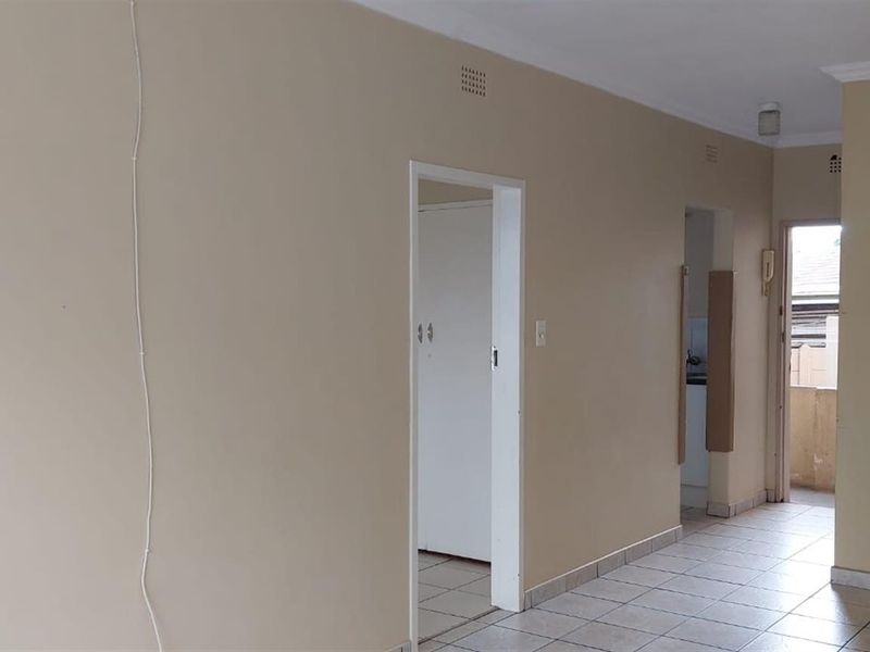 1.5 Bed 1 Bath Ground Apartment For Sale in Secure Complex Witpoortjie, Roodepoort - Photo 6