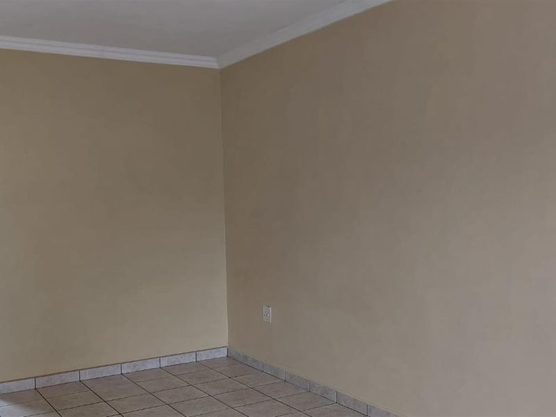 1.5 Bed 1 Bath Ground Apartment For Sale in Secure Complex Witpoortjie, Roodepoort - Photo 5