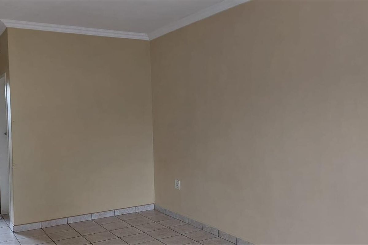 1.5 Bed 1 Bath Ground Apartment For Sale in Secure Complex Witpoortjie, Roodepoort - Photo 5