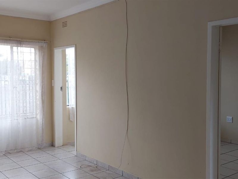 1.5 Bed 1 Bath Ground Apartment For Sale in Secure Complex Witpoortjie, Roodepoort - Photo 4