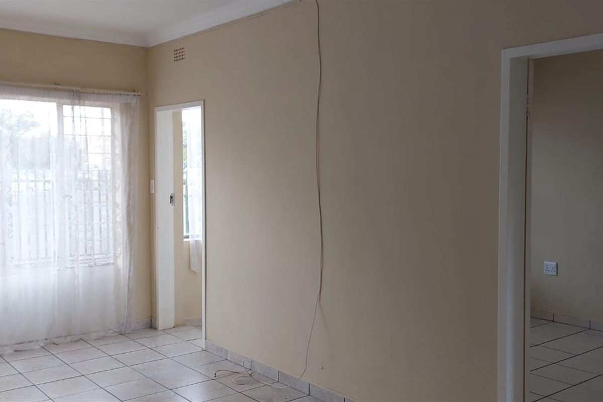 1.5 Bed 1 Bath Ground Apartment For Sale in Secure Complex Witpoortjie, Roodepoort - Photo 4