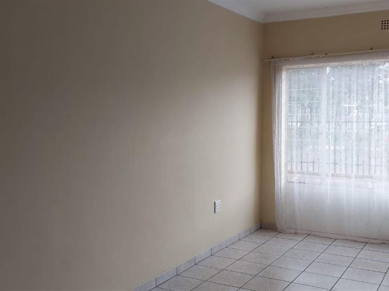 1.5 Bed 1 Bath Ground Apartment For Sale in Secure Complex Witpoortjie, Roodepoort - Photo 3