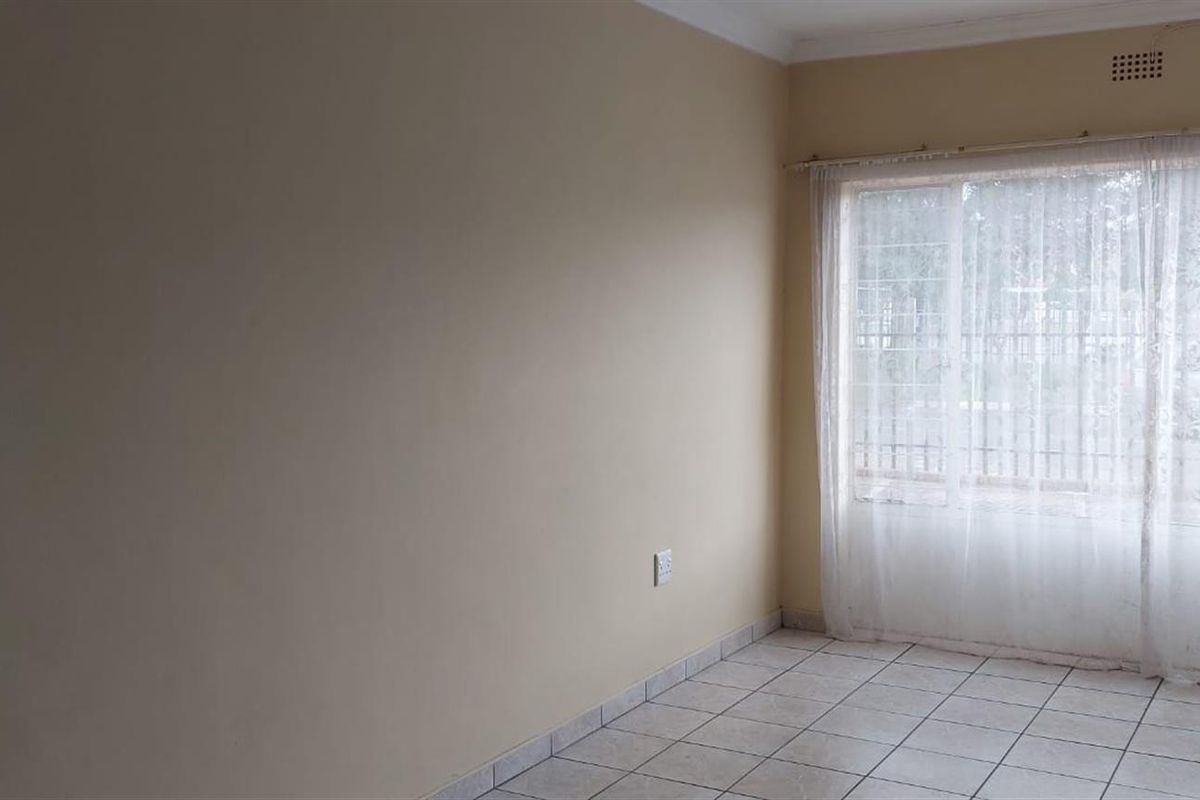 1.5 Bed 1 Bath Ground Apartment For Sale in Secure Complex Witpoortjie, Roodepoort - Photo 3