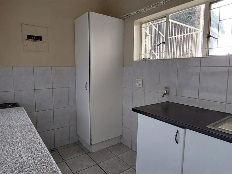 1.5 Bed 1 Bath Ground Apartment For Sale in Secure Complex Witpoortjie, Roodepoort - Photo 9