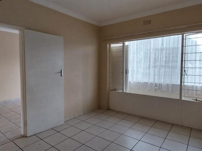 1.5 Bed 1 Bath Ground Apartment For Sale in Secure Complex Witpoortjie, Roodepoort - Photo 8