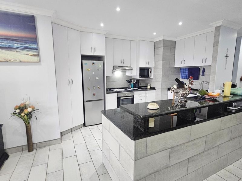 Apartment For Sale in Manaba Beach, Margate, KwaZulu Natal - Photo 8