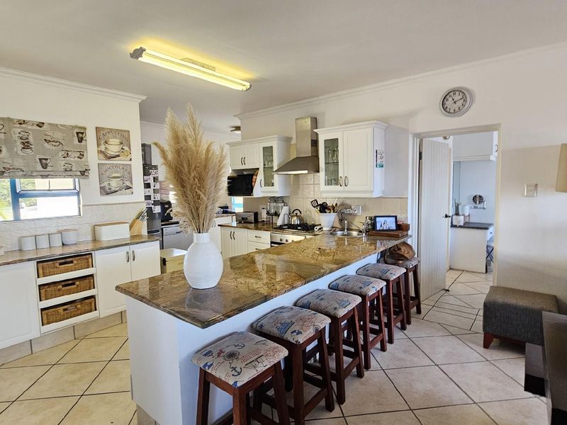 Penthouse For Sale in Uvongo Beach, Margate, KwaZulu Natal - Photo 2