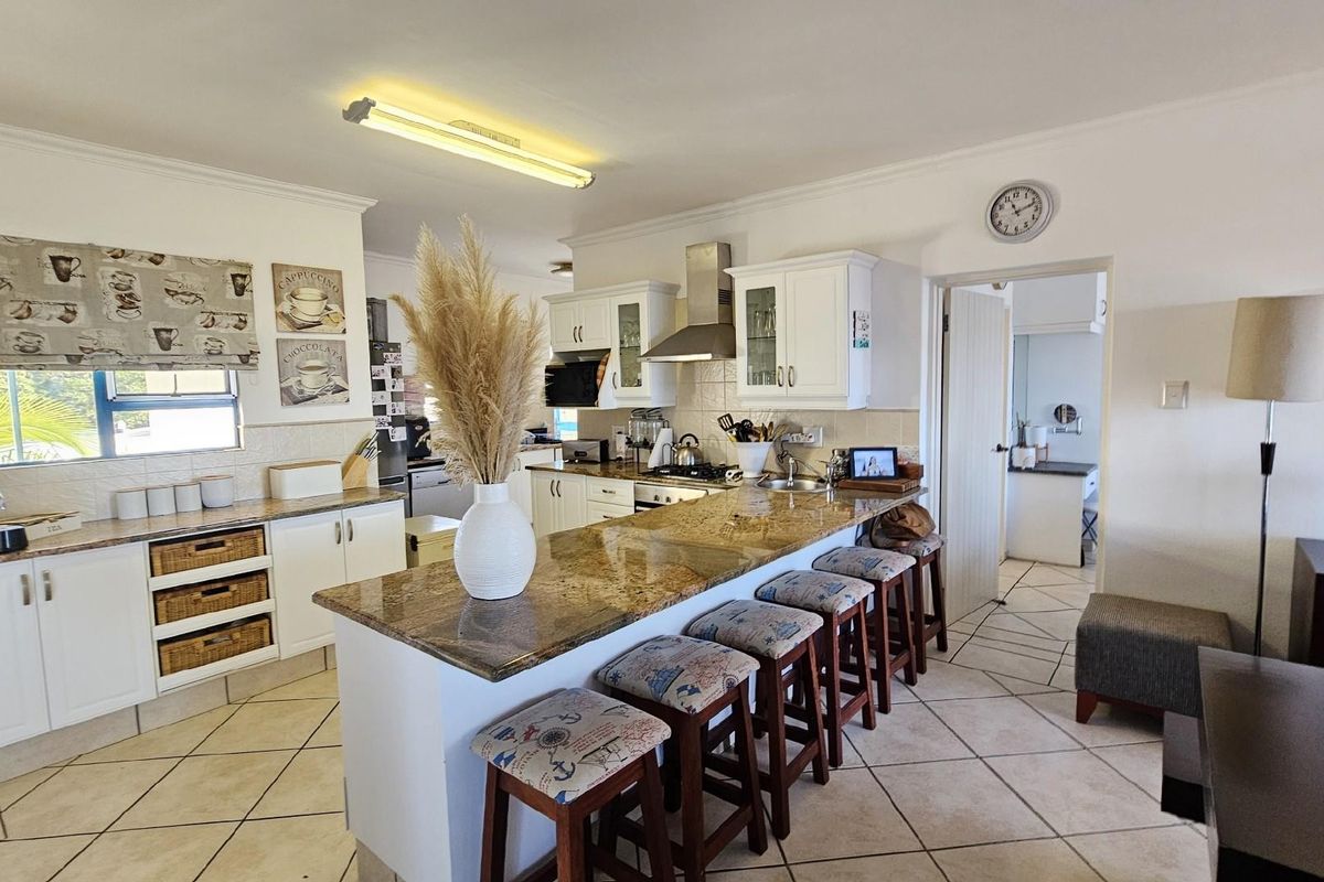 Penthouse For Sale in Uvongo Beach, Margate, KwaZulu Natal - Photo 2