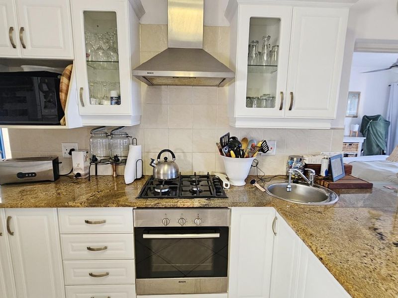 Penthouse For Sale in Uvongo Beach, Margate, KwaZulu Natal - Photo 3