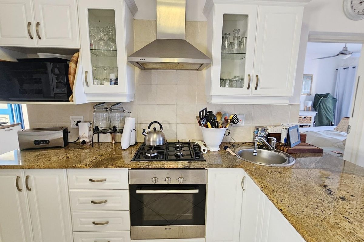 Penthouse For Sale in Uvongo Beach, Margate, KwaZulu Natal - Photo 3