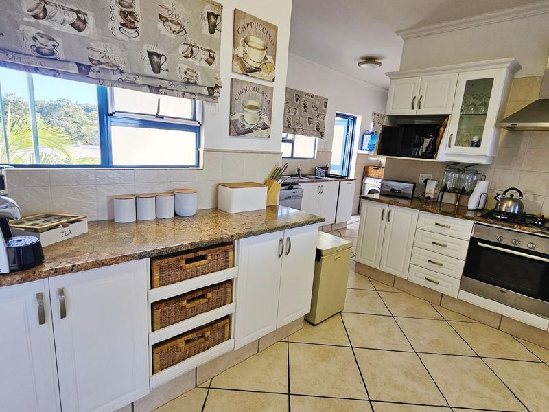 Penthouse For Sale in Uvongo Beach, Margate, KwaZulu Natal - Photo 4
