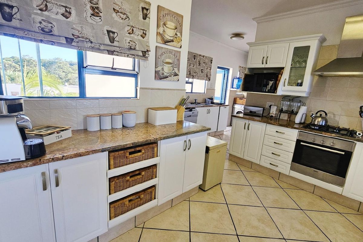 Penthouse For Sale in Uvongo Beach, Margate, KwaZulu Natal - Photo 4