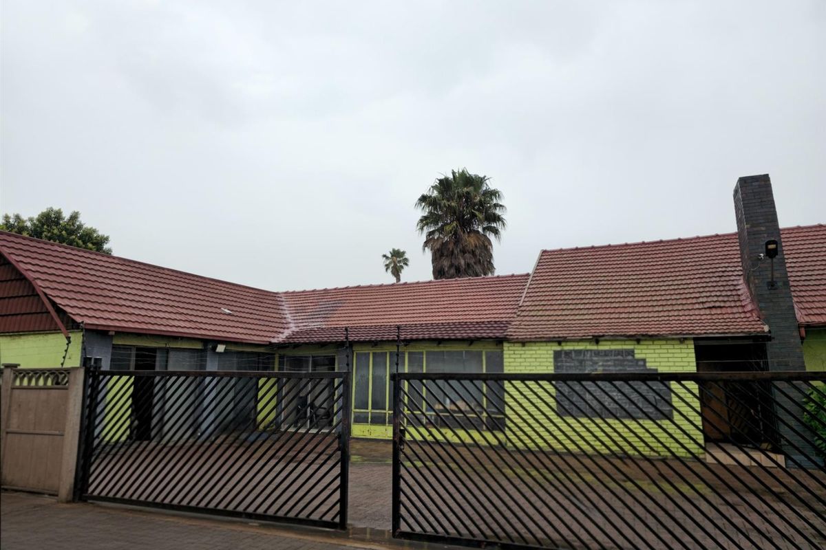 House For Sale in Witbank Ext 8, Witbank - Photo 2