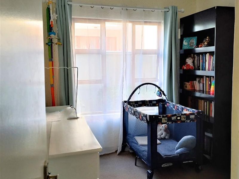 Modern 2-Bedroom Garden Apartment in Sought-After Douglasdale Complex - Photo 7