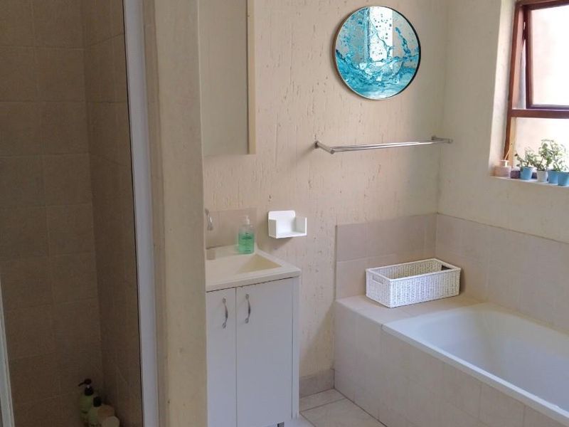 Modern 2-Bedroom Garden Apartment in Sought-After Douglasdale Complex - Photo 6