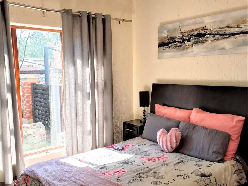 Modern 2-Bedroom Garden Apartment in Sought-After Douglasdale Complex - Photo 8