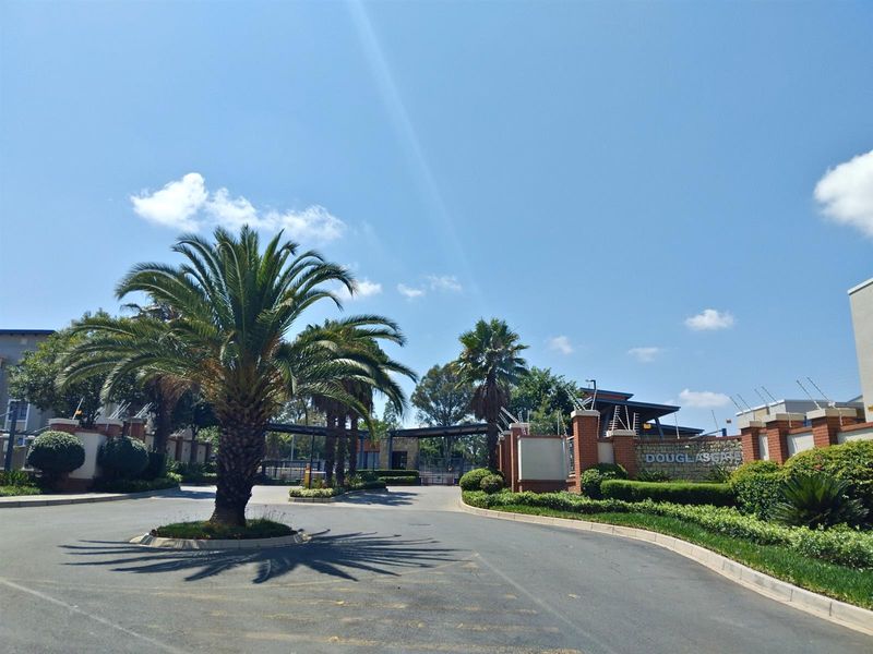 Modern 2-Bedroom Garden Apartment in Sought-After Douglasdale Complex - Photo 9