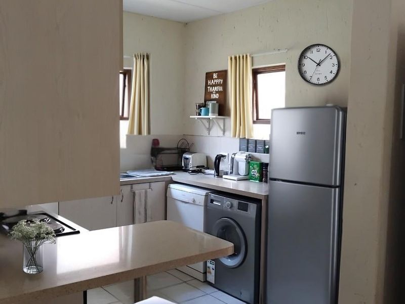 Modern 2-Bedroom Garden Apartment in Sought-After Douglasdale Complex - Photo 4