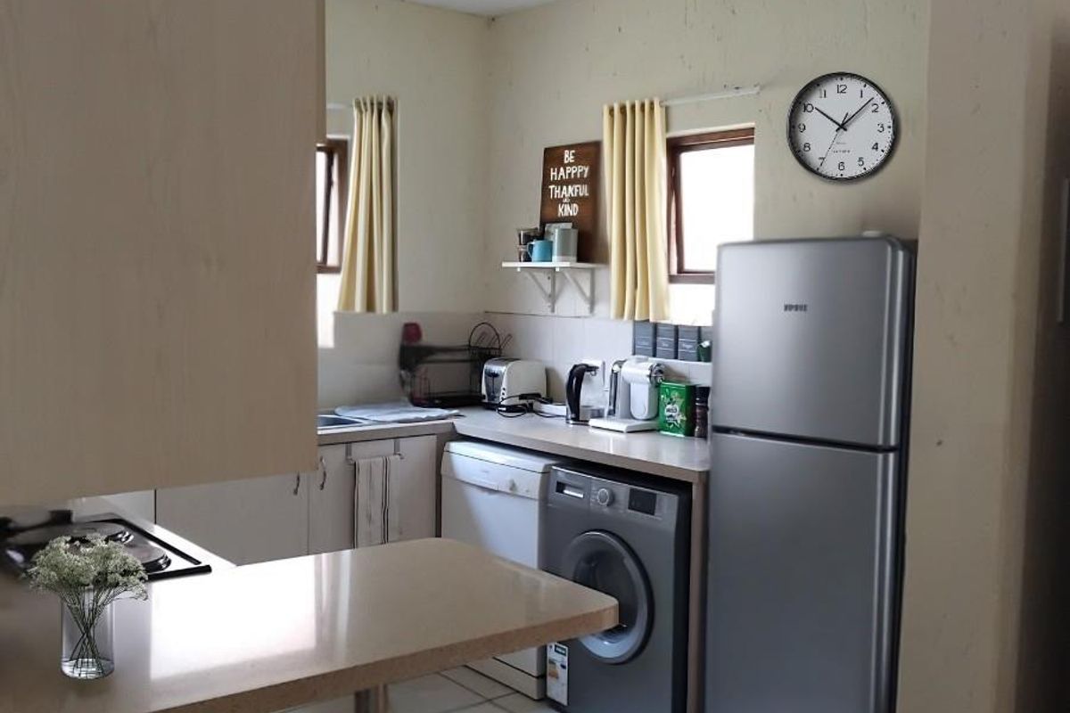Modern 2-Bedroom Garden Apartment in Sought-After Douglasdale Complex - Photo 4