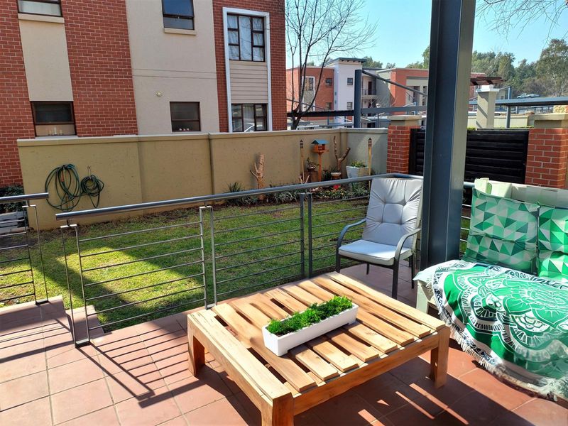 Modern 2-Bedroom Garden Apartment in Sought-After Douglasdale Complex - Photo 2