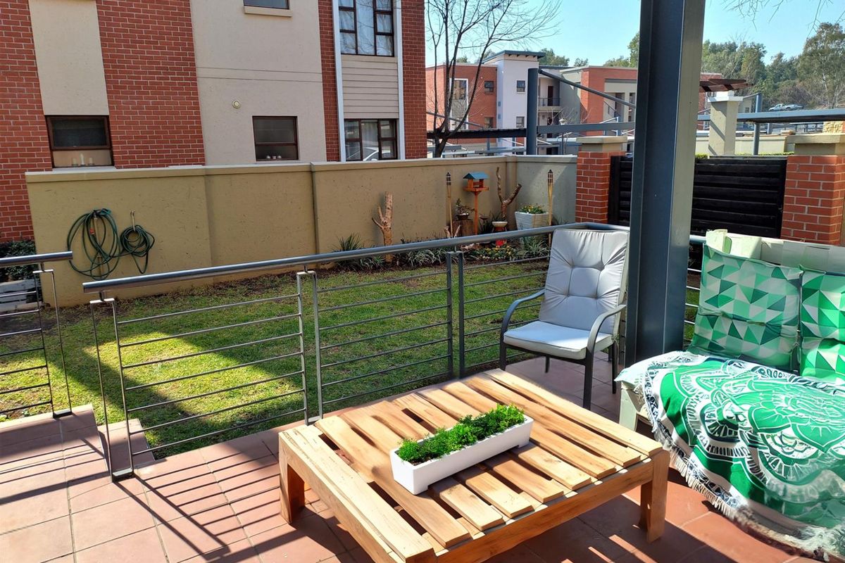 Modern 2-Bedroom Garden Apartment in Sought-After Douglasdale Complex - Photo 2