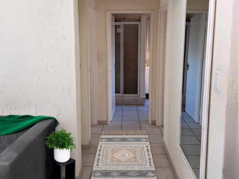 Modern 2-Bedroom Garden Apartment in Sought-After Douglasdale Complex - Photo 5