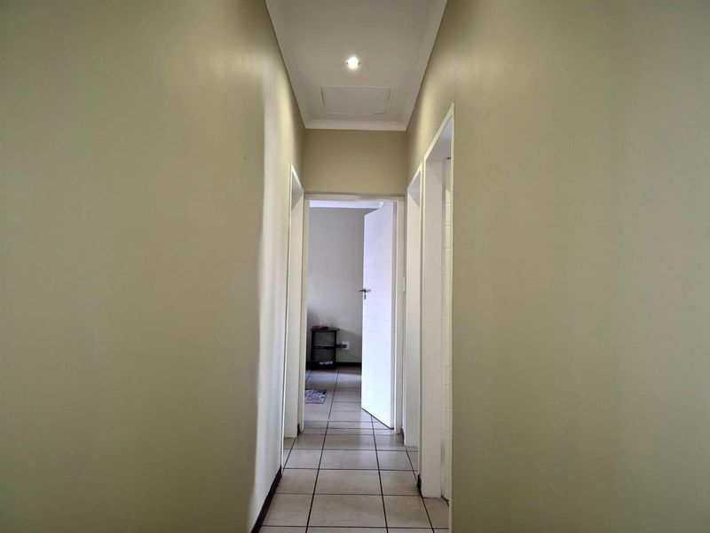 Spacious and Secure 3-Bedroom Townhouse in Prime Mooikloof Ridge - Photo 7