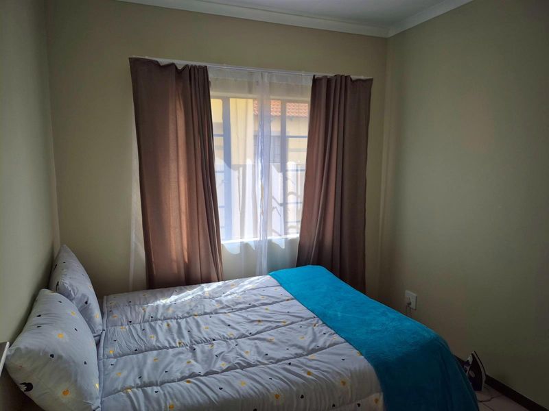 Spacious and Secure 3-Bedroom Townhouse in Prime Mooikloof Ridge - Photo 8