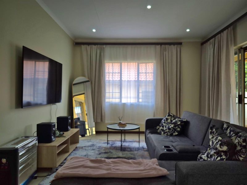 Spacious and Secure 3-Bedroom Townhouse in Prime Mooikloof Ridge - Photo 6