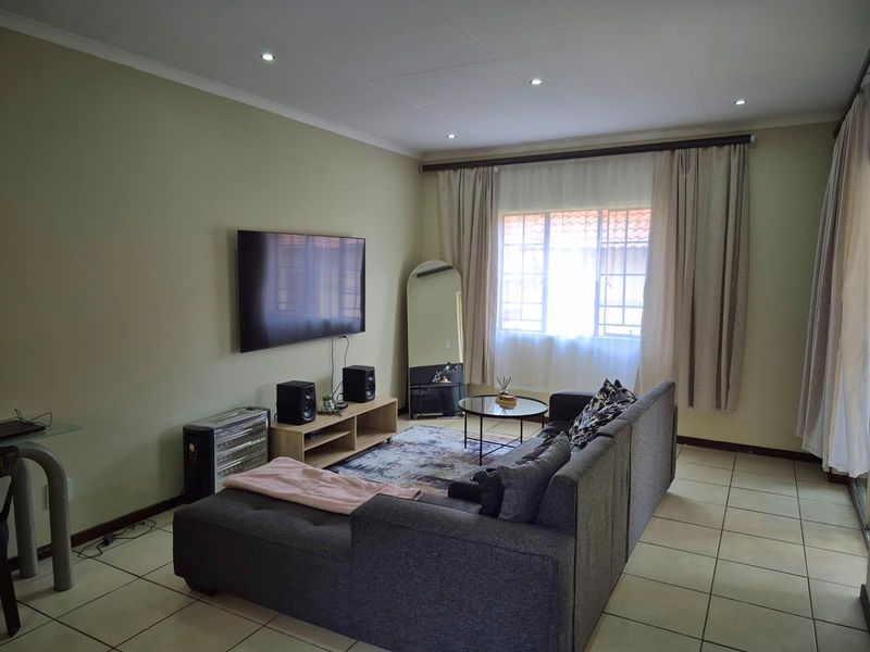 Spacious and Secure 3-Bedroom Townhouse in Prime Mooikloof Ridge - Photo 5