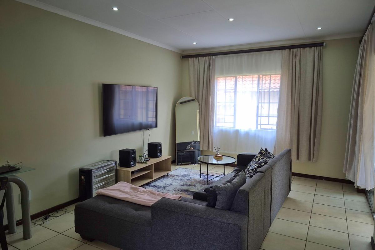 Spacious and Secure 3-Bedroom Townhouse in Prime Mooikloof Ridge - Photo 5