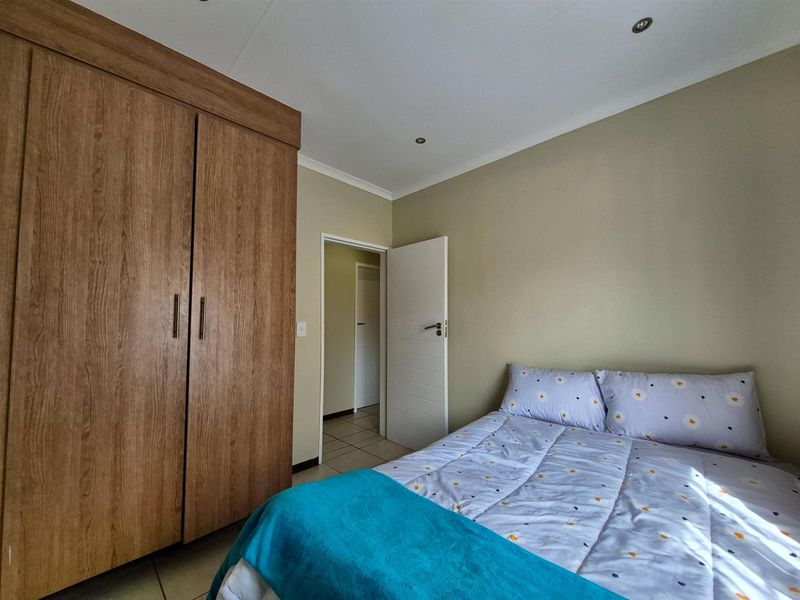 Spacious and Secure 3-Bedroom Townhouse in Prime Mooikloof Ridge - Photo 9