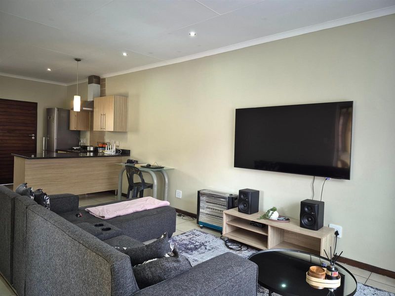 Spacious and Secure 3-Bedroom Townhouse in Prime Mooikloof Ridge - Photo 3