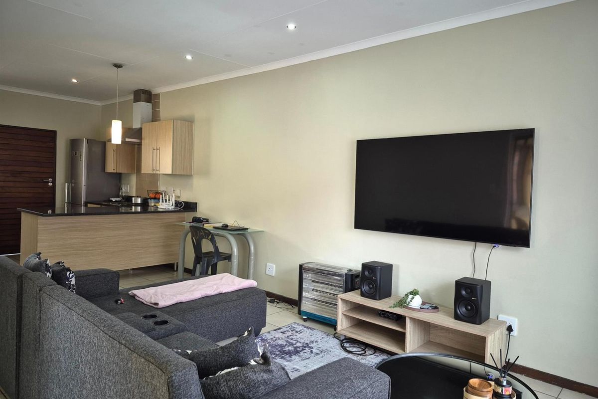 Spacious and Secure 3-Bedroom Townhouse in Prime Mooikloof Ridge - Photo 3