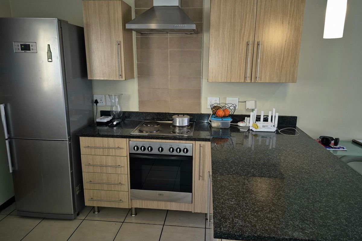 Spacious and Secure 3-Bedroom Townhouse in Prime Mooikloof Ridge - Photo 2