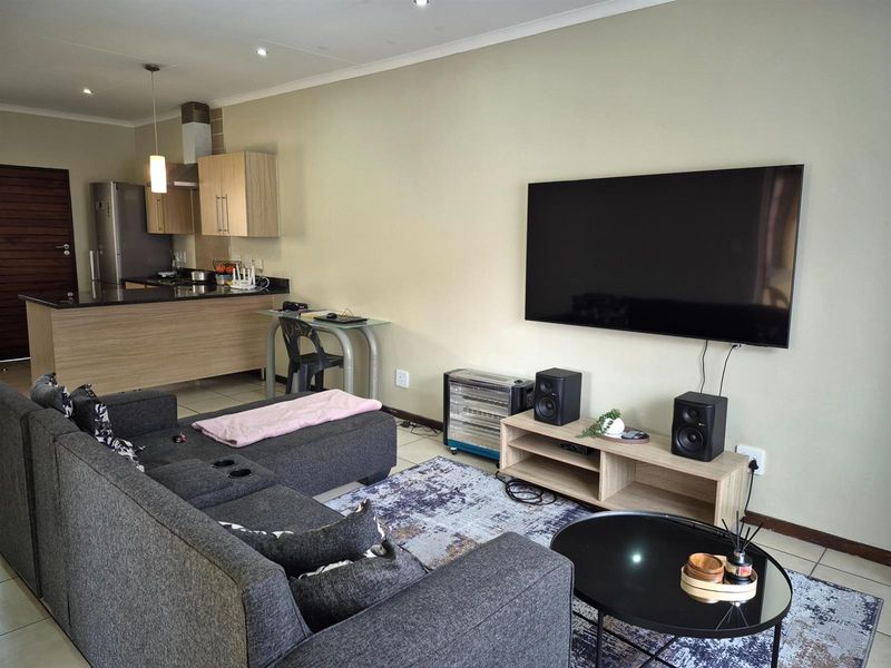 Spacious and Secure 3-Bedroom Townhouse in Prime Mooikloof Ridge - Photo 4