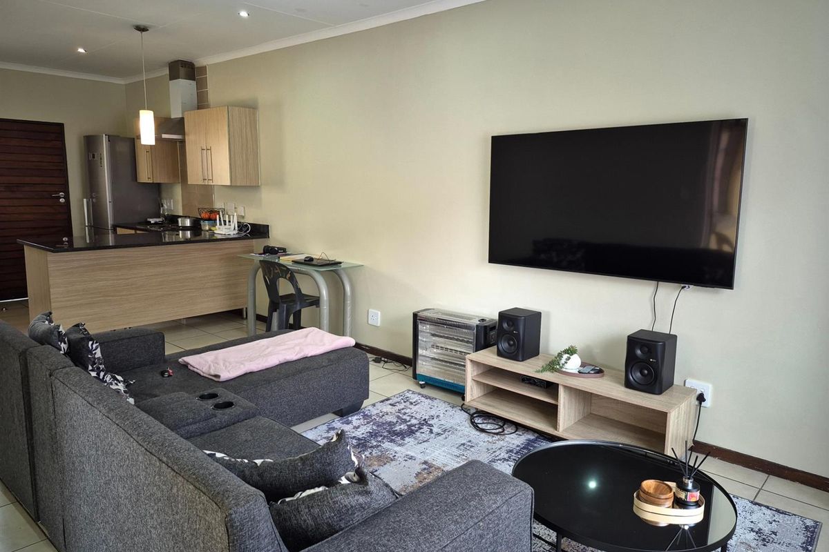 Spacious and Secure 3-Bedroom Townhouse in Prime Mooikloof Ridge - Photo 4